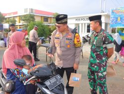 Berkah Ramadhan, TNI Polri Sinergi Berbagi Takjil Kepada Masyarakat  