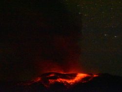 Gunung Api Ibu Kembali Erupsi, Tinggi Kolom Abu Capai 4000 Meter