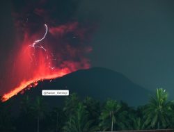 Gunung Api Ibu Lontarkan Lava Pijar Dari Puncak Status Siaga Level Tiga