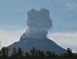 Gunung Api Ibu di Kabupaten Halmahera Barat Terus Erupsi