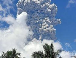 Gunung Api Ibu Kembali Erupsi, Tinggi Kolom Abu Teramati Capai 7000 Meter