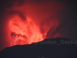 Erupsi, Gunung Ibu Teramati Lontarkan Lava Pijar Sejauh 800 Meter Ke Arah Lereng Gunung