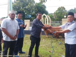 Aktualisasi Ketaqwaan, Pj Gubernur Malut Serahkan Sapi Qurban Bantuan Presiden di Ake Kolano