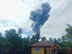 Pasca Turunkan Status, Kini Gunung Ibu Kembali Erupsi Dengan Tinggi Kolom Abu 5.000 Meter