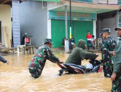 Personil TNI Diterjunkan Bantu Warga Terdampak Banjir di Jalan Lintas Weda Lelief