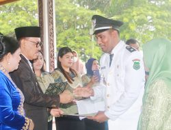 Serahkan SK Perpanjangan Masa Jabatan Kades Dan BPD, Ini Harapan Bupati James
