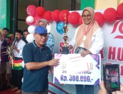 Wali Kota Ternate Serahkan Hadia Kepada Pemenang Lomba Perayaan HUT RI Ke-79 di Kelurahan Gamalama