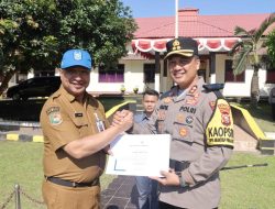 Kapolres Halut di Dampingi Sekda Untuk Berikan Penghargaan ke 15 Personil Yang Berprestasi