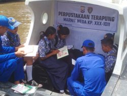 Hadirkan Perpustkaan Terapung, Polairud  Sebarkan Ilmu dan Literasi di Pesisir Halmahera