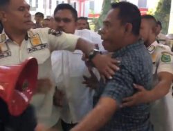 Gelar Unjuk Rasa, Massa Aksi Terlibat Ricuh di Halaman Kantor Bupati Halmahera Barat