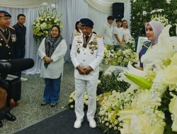 Ny Rallia Ikram Malan Sangadji Melayat ke Rumah Duka Benny Laos di Jakarta