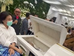 Hadiri Prosesi Pemakaman Benny Laos, Ini Yang Disampaikan Calon Bupati Halbar James Uang