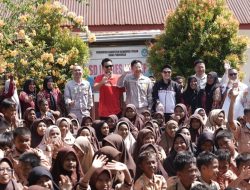 Kevin He dan Liliyana-Tontowi Berfoto Bersama Siswa-siswi SD Inpres Lelilef