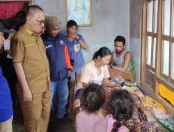 Melayat Ke Rumah Duka Korban Banjir, Bupati James Sampaikan Ucapan Belasungkawa