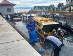 Jumat Bersih, Petugas Pos Pelabuhan Speeadboat Ajak Warga Jangan Buang Sampah Ke Laut