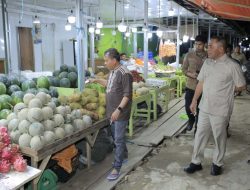 Tak Kenal Lelah, Malam Hari Bupati dan Wakil Bupati IMS-ADIL Blusukan ke Pasar Buah