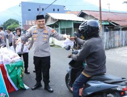 Kombes Pol Irvan Pimpin Pembagian Takjil di Depan Polda Maluku Utara