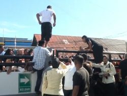 Ratusan Emak Emak Ribut Dengan Petugas Kemanan PLN Ternate