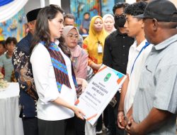 Launching Kampung Nelayan, Gubernur Serahkan Bantuan ke Nelayan Dufa-Dufa