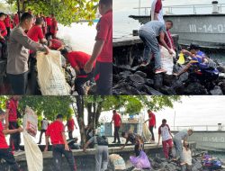 Polisi Gotong Royong Bersihkan Sampah di Kawasan Pelabuhan