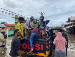 Hadir Untuk Masyarakat, Polres Halsel Bantu Evakuasi Warga Terdampak Banjir