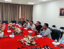 Haji Robert Diam-Diam Pasang Listrik Gratis Untuk 80 Ribu KK di Lingkar Tambang