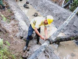 Proses Pemasangan Air Bersih Bantuan Haji Robert Terus Dikerjakan