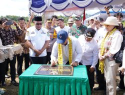 Disambut Bupati, Sekprov Dampingi Wamentrans Resmikan Bendungan Beringin Agung Toliwang