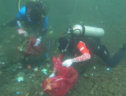 Direktorat Polairud Polda Malut Ikut Coastal Cleanup di Bastiong