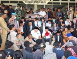 Bupati Piet Hein Babua Temui Massa Aksi