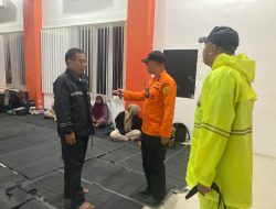 Warga dievakuasi ke Kantor Basarnas Ternate akibat banjir