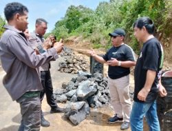 Tinjau Pengerjaan Jalan, Bupati Imbau Warga Tidak Hambat Proses Pekerjaan