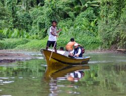 20 Tahun Tidak Disentuh Pemeritah, Bupati Ikram Kunjugi Warga Dusun Kulojaya dan Salurkan Bantuan