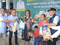 Roadshow Natal, Bupati dan Wakil Salurkan Bantun Paket Sembako di Lelilef