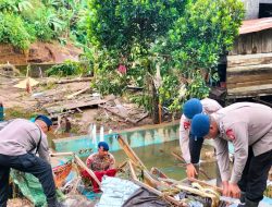Personil Kompi 2 Batalyon A Pelopor Satbrimob Polda Malut Gelar Bersih-Bersih Pasca Banjir