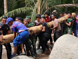 Pasca Banjir Tim Gabungan Mulai Bersihkan Desa Yang Terdampak Banjir