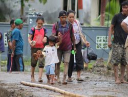 Takut Banjir Susulan, Ribuan Warga Enam Desa di Halbar Memilih Mengungsi Mandiri