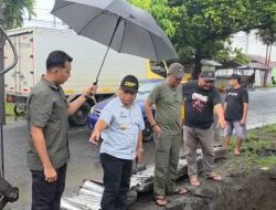 Tergenang Air Sepanjang Jalan di Desa Wosia, Bupati Halut Turun Langsung Ke Lokasi 