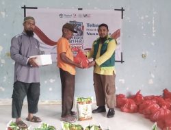 DPD Wahdah Islamiyah Bersama Muslimah Wahdah Menyalurkan Paket Ramadhan Untuk Warga Korban Banjir
