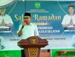 Hadiri Safari Ramadhan, Wakil Bupati Halbar Serahkan Insentif Imam Dan Pendeta