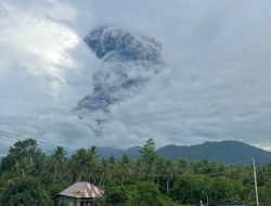Gunung Api Dokuno di Halmahera Utara Erupsi Ketinggian Abu 4000 M