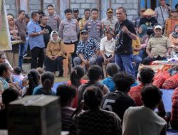 Bupati Ikram Malan Sangadji Menyapa Warga Desa Sibenpopo dan Berikan Bantuan