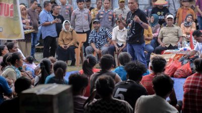 Bupati Ikram Malan Sangadji Menyapa Warga Desa Sibenpopo dan Berikan Bantuan