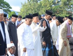 Kompak Bupati Ikram dan Wabup Ahlan Shalat Idul Adha Bersama Warga Patani 