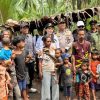 Wakapolda Malut Dampingi Penyaluran Bansos Kepada Masyarakat Togutil di Desa Koli