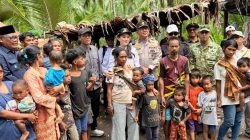 Wakapolda Malut Dampingi Penyaluran Bansos Kepada Masyarakat Togutil di Desa Koli