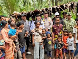Wakapolda Malut Dampingi Penyaluran Bansos Kepada Masyarakat Togutil di Desa Koli