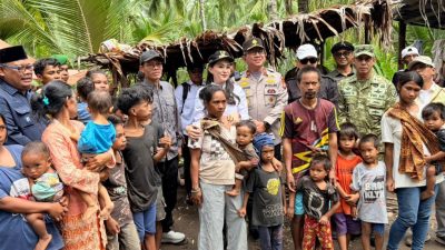 Wakapolda Malut Dampingi Penyaluran Bansos Kepada Masyarakat Togutil di Desa Koli