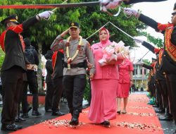 Tradisi Adat dan Pedang Pora Sambut Kapolda Maluku Utara di Sofifi