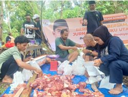 Senator Alqossam Kasuba Berbagi Daging Kurban Dengan Insan Pers di Ternate